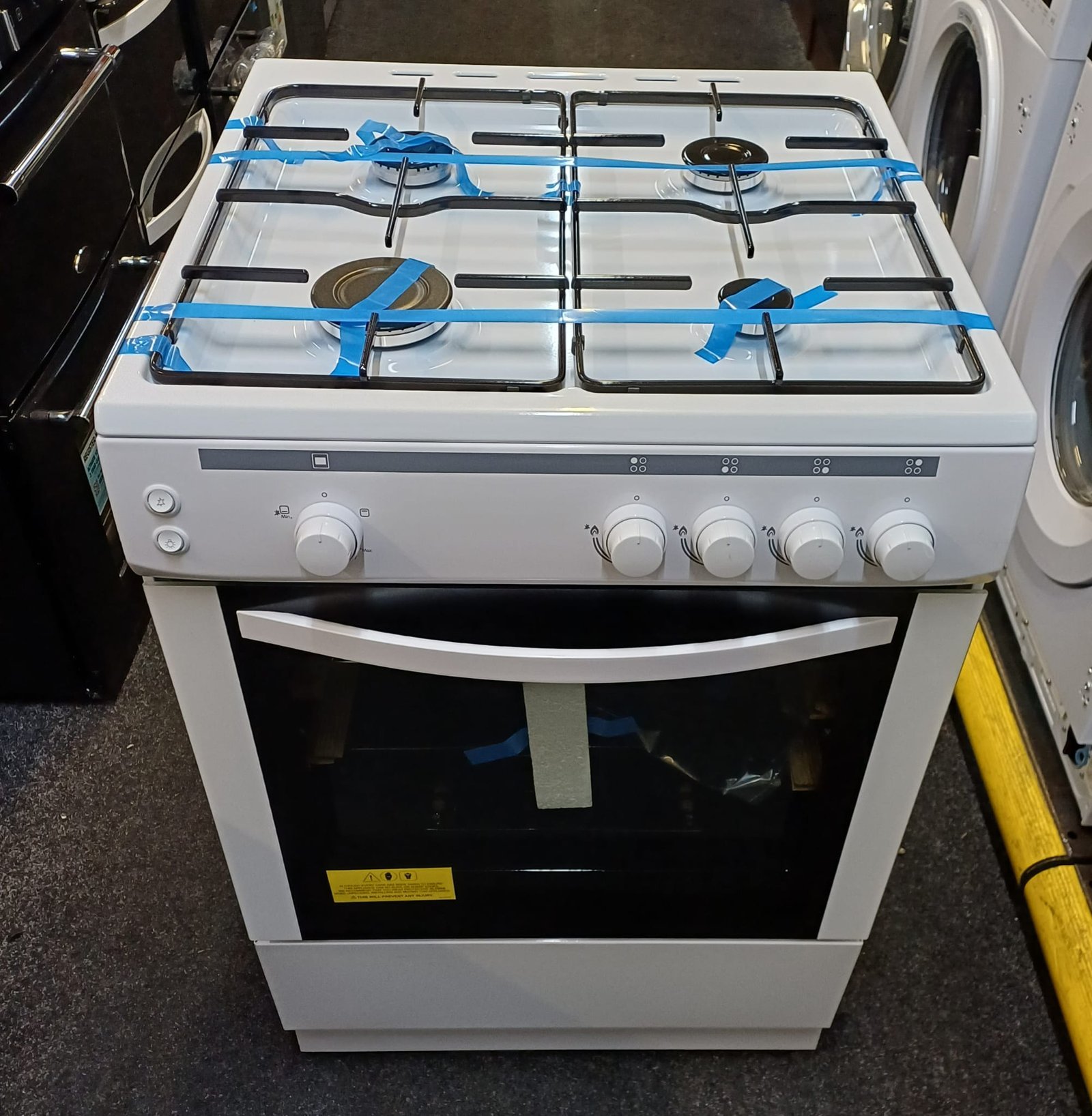 WhatsApp Image 2026-01-12 at 11.09.41 PM (2) ESSENTIALS CFSG60W18 60 cm Gas Cooker – White - Image 1